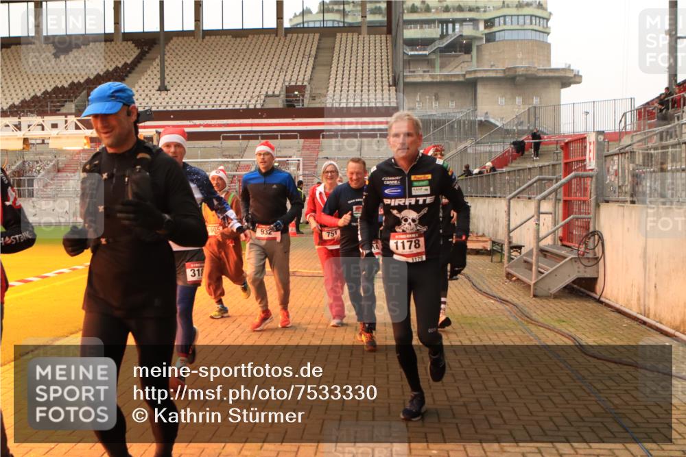 08.12.2024 - St. Pauli X-Mass-Run No. 14 Kathrin Stürmer Photography http://msf.ph/oto/7533330 08.12.2024 10:05:26 Ziel  meine-sportfotos.de