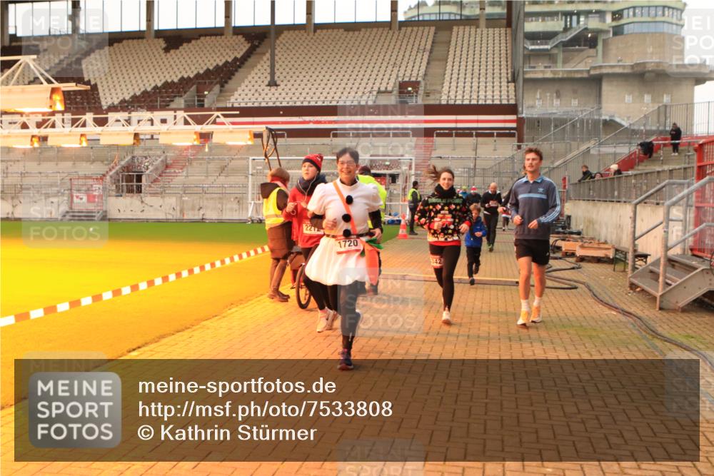 08.12.2024 - St. Pauli X-Mass-Run No. 14 Kathrin Stürmer Photography http://msf.ph/oto/7533808 08.12.2024 10:06:49 Ziel  meine-sportfotos.de