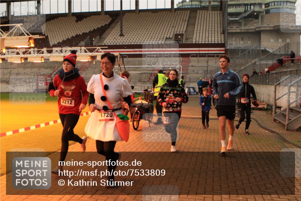 08.12.2024 - St. Pauli X-Mass-Run No. 14 Kathrin Stürmer Photography http://msf.ph/oto/7533809 08.12.2024 10:06:50 Ziel  meine-sportfotos.de
