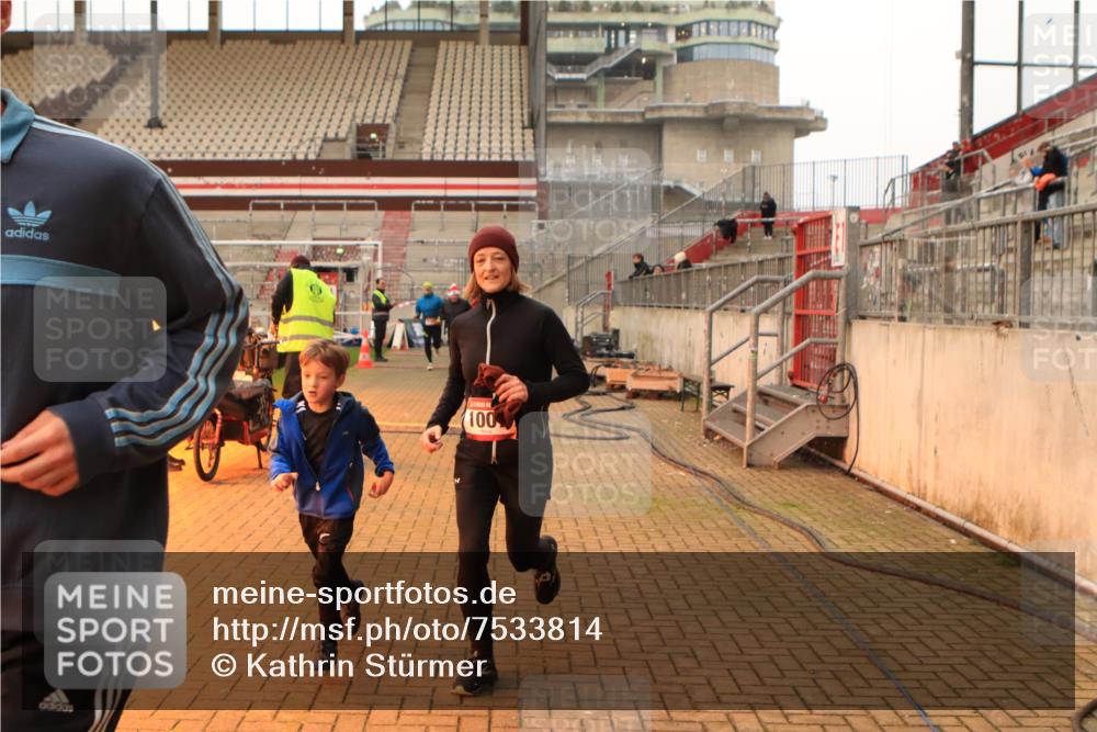 08.12.2024 - St. Pauli X-Mass-Run No. 14 Kathrin Stürmer Photography http://msf.ph/oto/7533814 08.12.2024 10:06:52 Ziel  meine-sportfotos.de