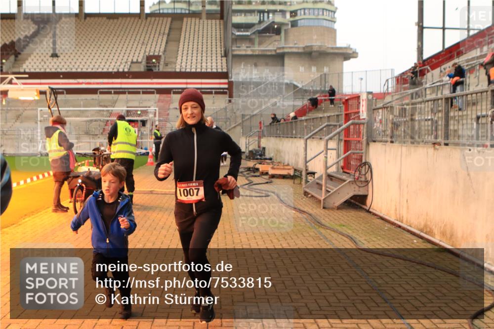 08.12.2024 - St. Pauli X-Mass-Run No. 14 Kathrin Stürmer Photography http://msf.ph/oto/7533815 08.12.2024 10:06:52 Ziel  meine-sportfotos.de