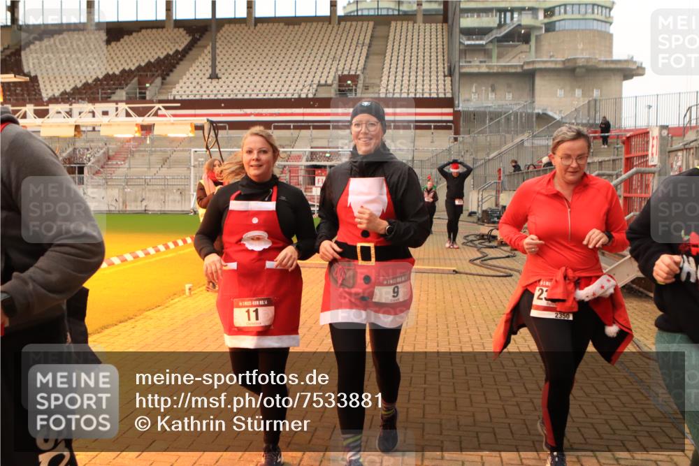 08.12.2024 - St. Pauli X-Mass-Run No. 14 Kathrin Stürmer Photography http://msf.ph/oto/7533881 08.12.2024 10:07:23 Ziel  meine-sportfotos.de