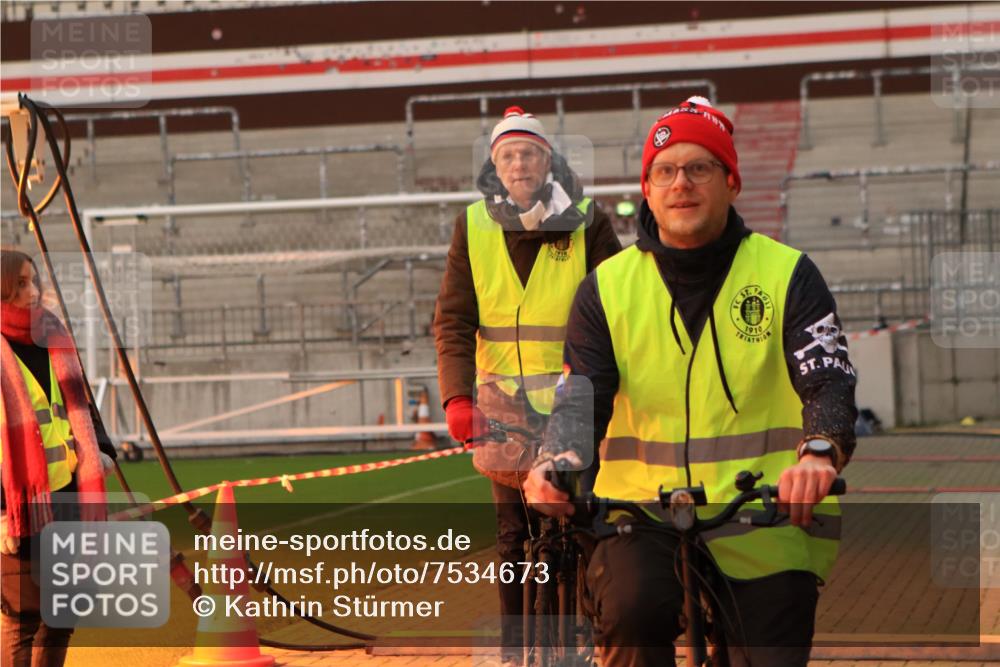 08.12.2024 - St. Pauli X-Mass-Run No. 14 Kathrin Stürmer Photography http://msf.ph/oto/7534673 08.12.2024 09:21:03 Ziel  meine-sportfotos.de