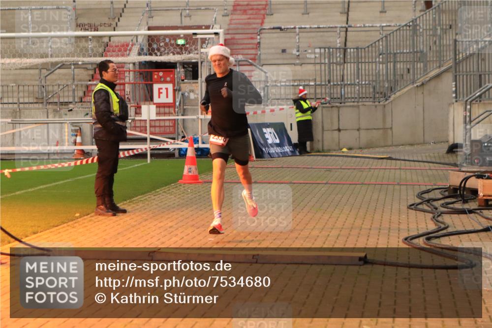 08.12.2024 - St. Pauli X-Mass-Run No. 14 Kathrin Stürmer Photography http://msf.ph/oto/7534680 08.12.2024 09:48:24 Ziel  meine-sportfotos.de