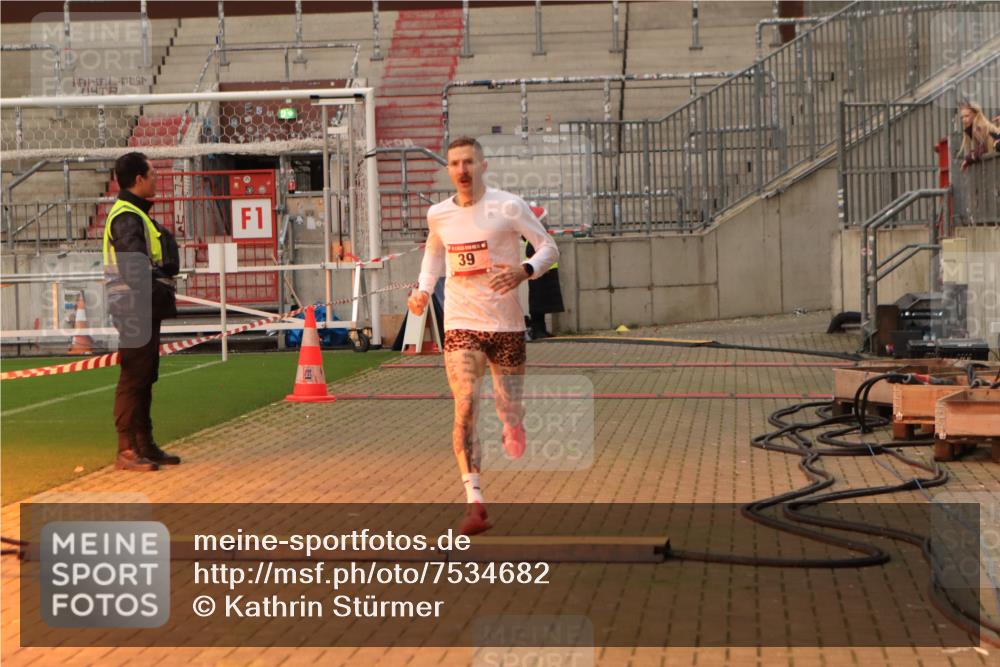 08.12.2024 - St. Pauli X-Mass-Run No. 14 Kathrin Stürmer Photography http://msf.ph/oto/7534682 08.12.2024 09:48:37 Ziel  meine-sportfotos.de
