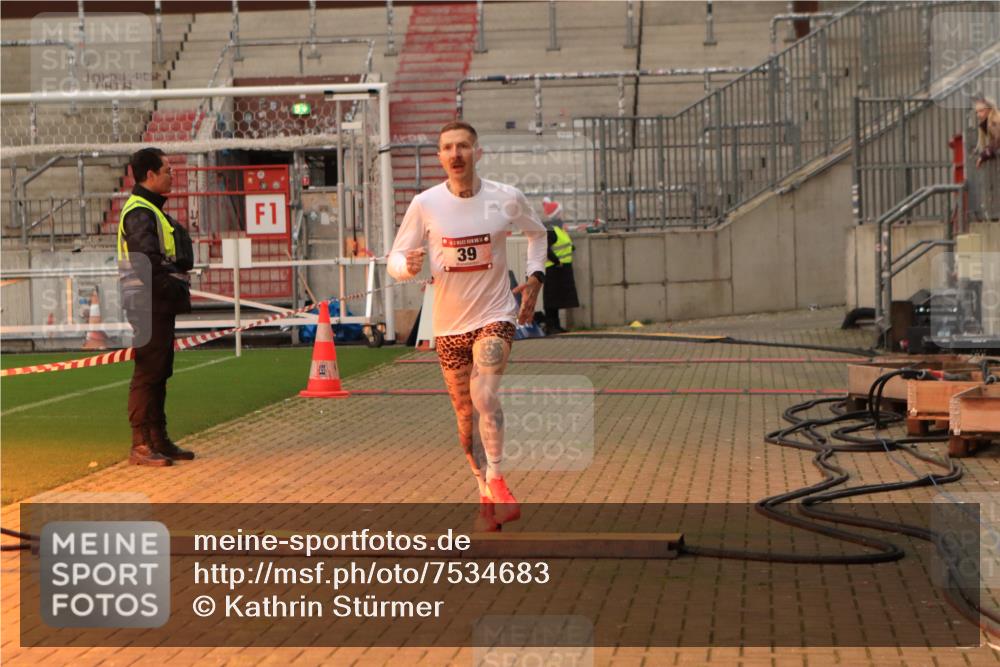 08.12.2024 - St. Pauli X-Mass-Run No. 14 Kathrin Stürmer Photography http://msf.ph/oto/7534683 08.12.2024 09:48:37 Ziel  meine-sportfotos.de