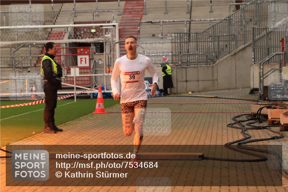 08.12.2024 - St. Pauli X-Mass-Run No. 14 Kathrin Stürmer Photography http://msf.ph/oto/7534684 08.12.2024 09:48:37 Ziel  meine-sportfotos.de