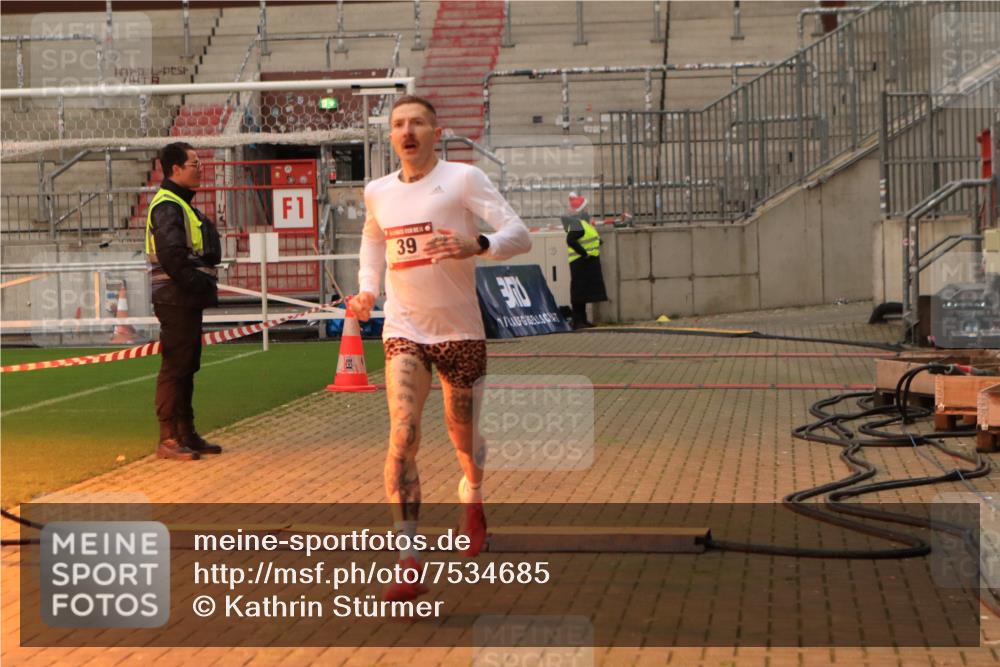 08.12.2024 - St. Pauli X-Mass-Run No. 14 Kathrin Stürmer Photography http://msf.ph/oto/7534685 08.12.2024 09:48:38 Ziel  meine-sportfotos.de
