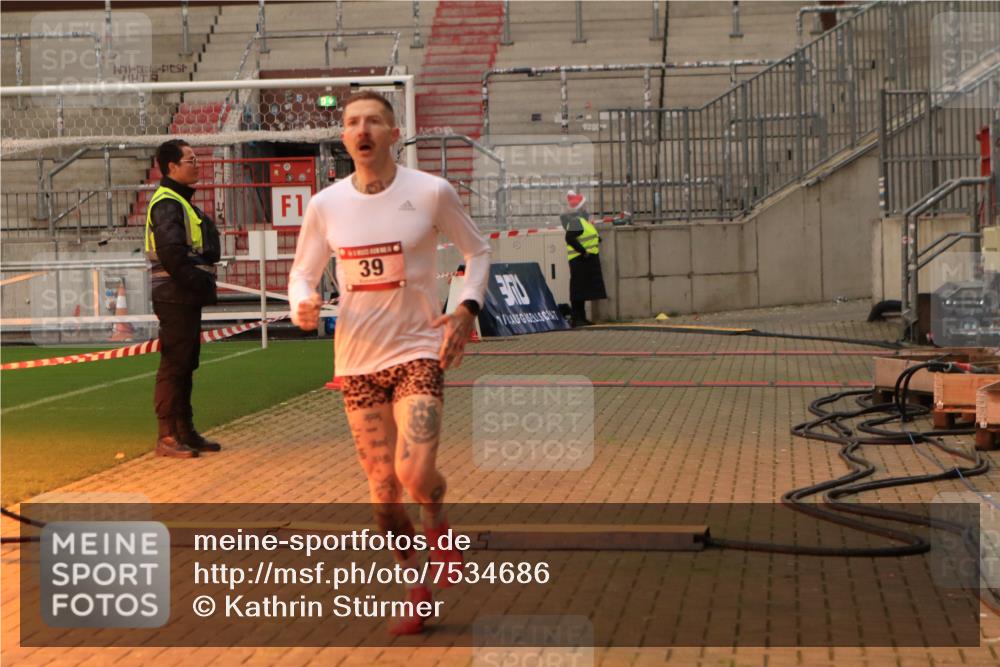 08.12.2024 - St. Pauli X-Mass-Run No. 14 Kathrin Stürmer Photography http://msf.ph/oto/7534686 08.12.2024 09:48:38 Ziel  meine-sportfotos.de