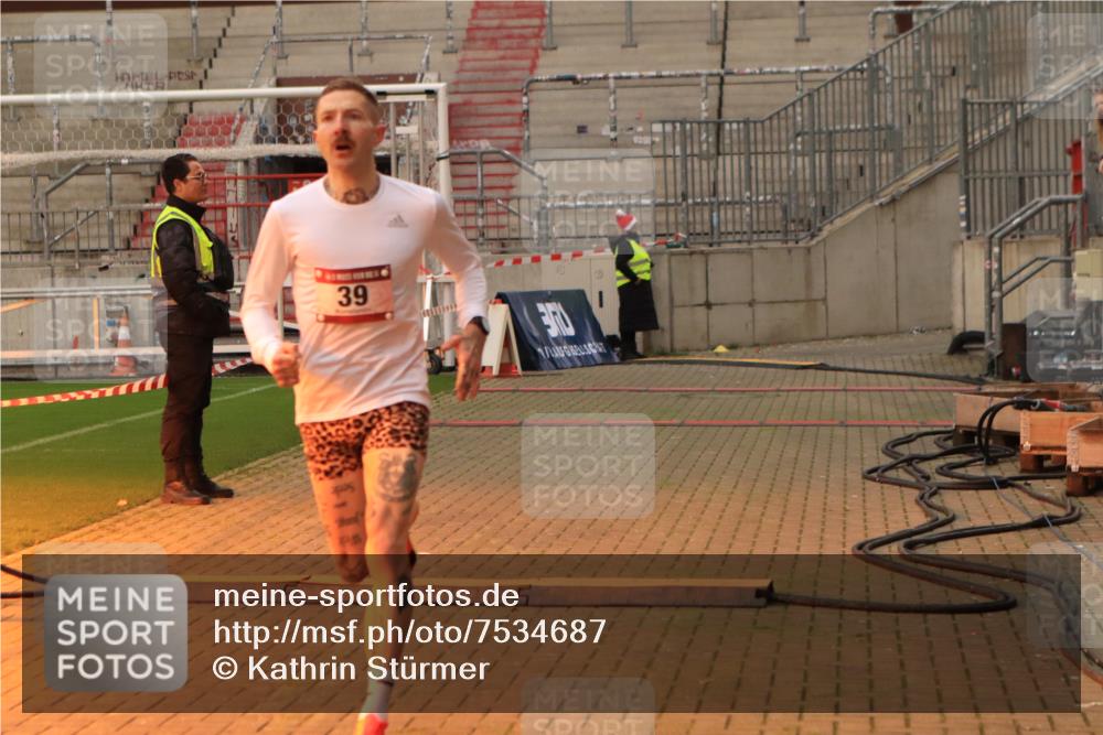 08.12.2024 - St. Pauli X-Mass-Run No. 14 Kathrin Stürmer Photography http://msf.ph/oto/7534687 08.12.2024 09:48:38 Ziel  meine-sportfotos.de