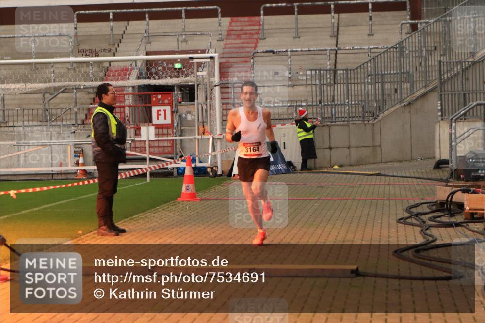 08.12.2024 - St. Pauli X-Mass-Run No. 14 Kathrin Stürmer Photography http://msf.ph/oto/7534691 08.12.2024 09:50:18 Ziel  meine-sportfotos.de