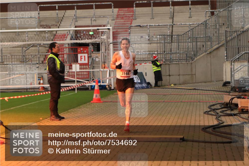 08.12.2024 - St. Pauli X-Mass-Run No. 14 Kathrin Stürmer Photography http://msf.ph/oto/7534692 08.12.2024 09:50:18 Ziel  meine-sportfotos.de