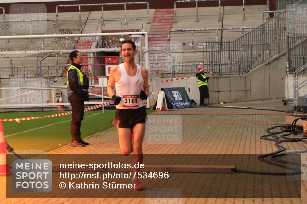 08.12.2024 - St. Pauli X-Mass-Run No. 14 Kathrin Stürmer Photography http://msf.ph/oto/7534696 08.12.2024 09:50:19 Ziel  meine-sportfotos.de