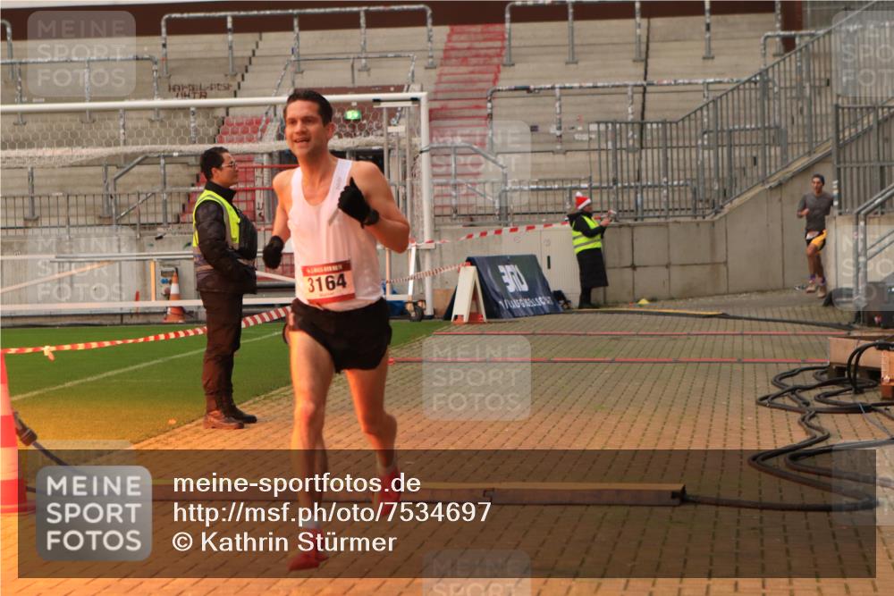 08.12.2024 - St. Pauli X-Mass-Run No. 14 Kathrin Stürmer Photography http://msf.ph/oto/7534697 08.12.2024 09:50:19 Ziel  meine-sportfotos.de