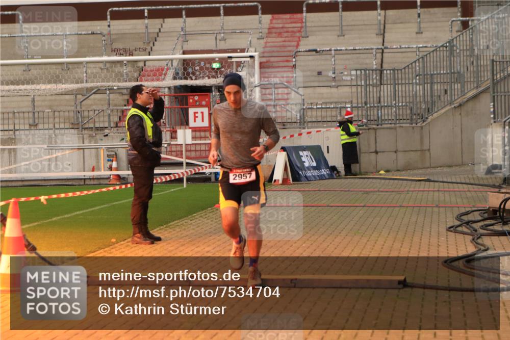 08.12.2024 - St. Pauli X-Mass-Run No. 14 Kathrin Stürmer Photography http://msf.ph/oto/7534704 08.12.2024 09:50:25 Ziel  meine-sportfotos.de