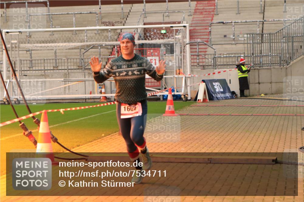 08.12.2024 - St. Pauli X-Mass-Run No. 14 Kathrin Stürmer Photography http://msf.ph/oto/7534711 08.12.2024 09:50:53 Ziel  meine-sportfotos.de