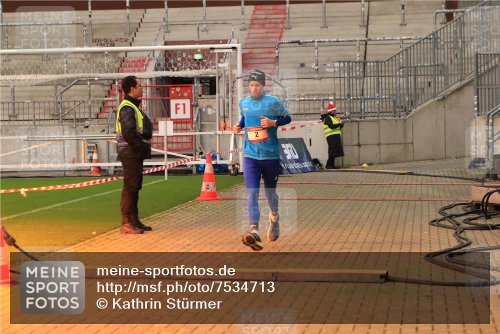 08.12.2024 - St. Pauli X-Mass-Run No. 14 Kathrin Stürmer Photography http://msf.ph/oto/7534713 08.12.2024 09:51:02 Ziel  meine-sportfotos.de
