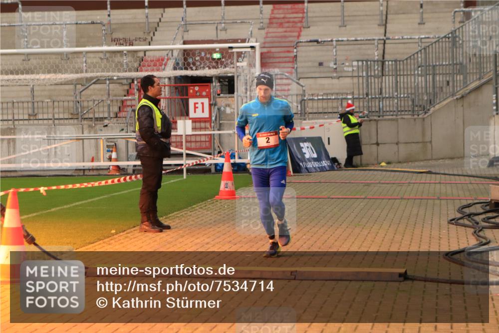 08.12.2024 - St. Pauli X-Mass-Run No. 14 Kathrin Stürmer Photography http://msf.ph/oto/7534714 08.12.2024 09:51:02 Ziel  meine-sportfotos.de