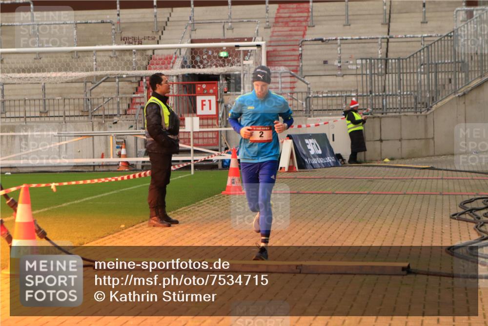 08.12.2024 - St. Pauli X-Mass-Run No. 14 Kathrin Stürmer Photography http://msf.ph/oto/7534715 08.12.2024 09:51:02 Ziel  meine-sportfotos.de