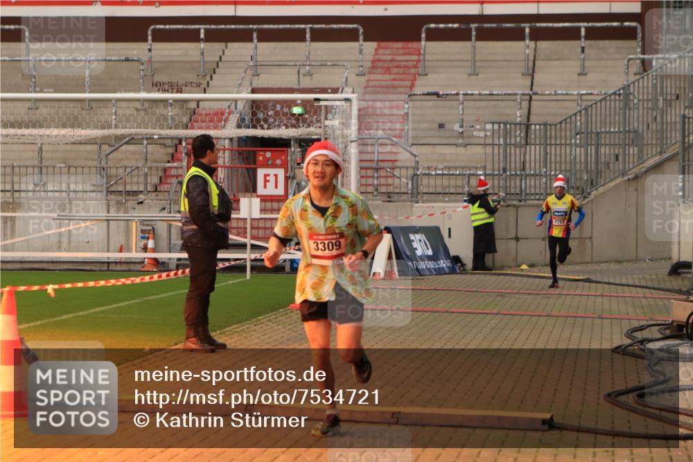 08.12.2024 - St. Pauli X-Mass-Run No. 14 Kathrin Stürmer Photography http://msf.ph/oto/7534721 08.12.2024 09:51:15 Ziel  meine-sportfotos.de