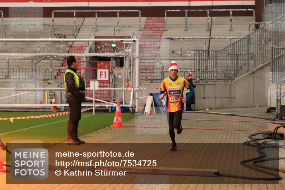 08.12.2024 - St. Pauli X-Mass-Run No. 14 Kathrin Stürmer Photography http://msf.ph/oto/7534725 08.12.2024 09:51:19 Ziel  meine-sportfotos.de