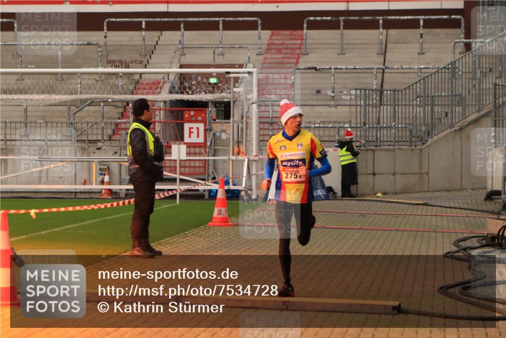 08.12.2024 - St. Pauli X-Mass-Run No. 14 Kathrin Stürmer Photography http://msf.ph/oto/7534728 08.12.2024 09:51:19 Ziel  meine-sportfotos.de