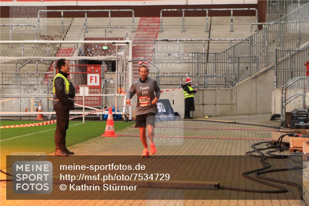 08.12.2024 - St. Pauli X-Mass-Run No. 14 Kathrin Stürmer Photography http://msf.ph/oto/7534729 08.12.2024 09:51:29 Ziel  meine-sportfotos.de