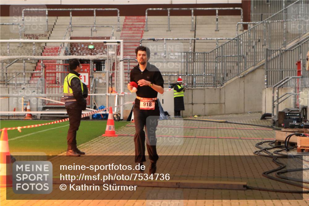 08.12.2024 - St. Pauli X-Mass-Run No. 14 Kathrin Stürmer Photography http://msf.ph/oto/7534736 08.12.2024 09:51:39 Ziel  meine-sportfotos.de