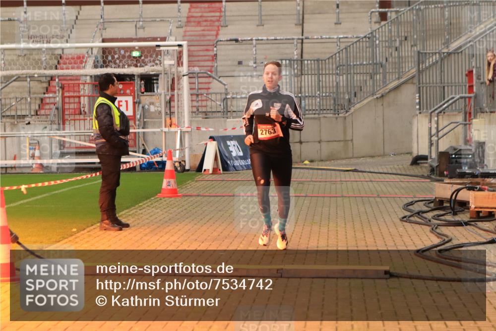 08.12.2024 - St. Pauli X-Mass-Run No. 14 Kathrin Stürmer Photography http://msf.ph/oto/7534742 08.12.2024 09:51:50 Ziel  meine-sportfotos.de