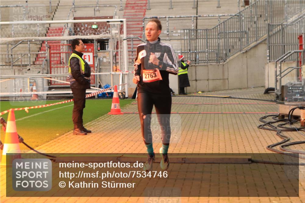 08.12.2024 - St. Pauli X-Mass-Run No. 14 Kathrin Stürmer Photography http://msf.ph/oto/7534746 08.12.2024 09:51:50 Ziel  meine-sportfotos.de