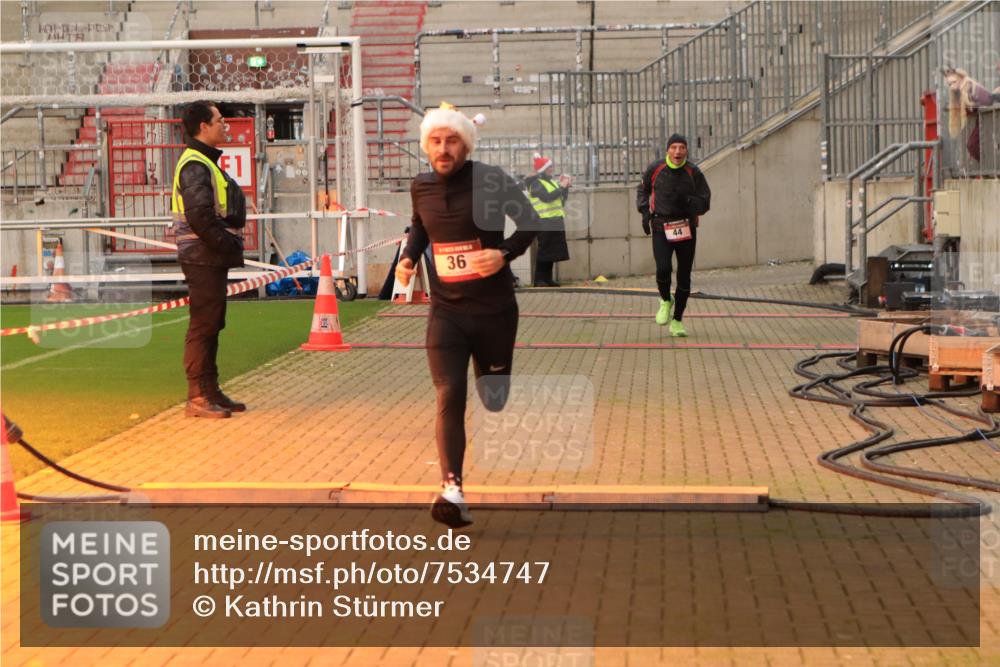 08.12.2024 - St. Pauli X-Mass-Run No. 14 Kathrin Stürmer Photography http://msf.ph/oto/7534747 08.12.2024 09:51:58 Ziel  meine-sportfotos.de