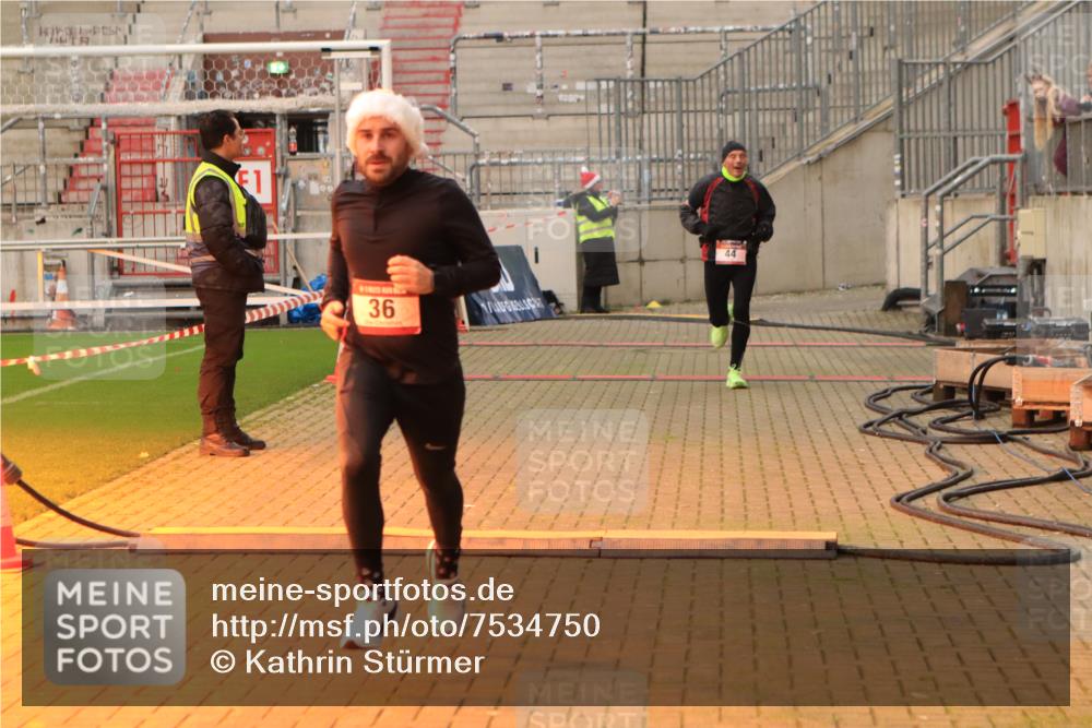 08.12.2024 - St. Pauli X-Mass-Run No. 14 Kathrin Stürmer Photography http://msf.ph/oto/7534750 08.12.2024 09:51:59 Ziel  meine-sportfotos.de