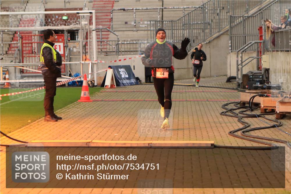 08.12.2024 - St. Pauli X-Mass-Run No. 14 Kathrin Stürmer Photography http://msf.ph/oto/7534751 08.12.2024 09:52:00 Ziel  meine-sportfotos.de