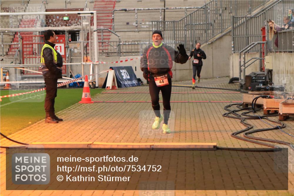 08.12.2024 - St. Pauli X-Mass-Run No. 14 Kathrin Stürmer Photography http://msf.ph/oto/7534752 08.12.2024 09:52:01 Ziel  meine-sportfotos.de