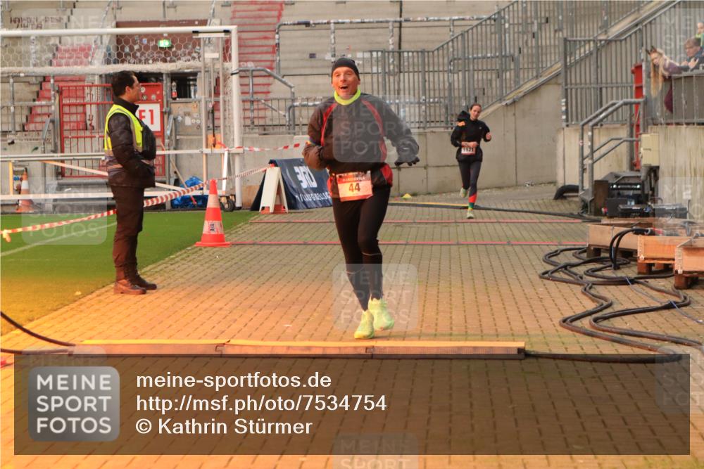 08.12.2024 - St. Pauli X-Mass-Run No. 14 Kathrin Stürmer Photography http://msf.ph/oto/7534754 08.12.2024 09:52:01 Ziel  meine-sportfotos.de