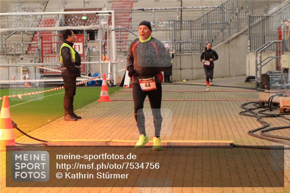 08.12.2024 - St. Pauli X-Mass-Run No. 14 Kathrin Stürmer Photography http://msf.ph/oto/7534756 08.12.2024 09:52:01 Ziel  meine-sportfotos.de