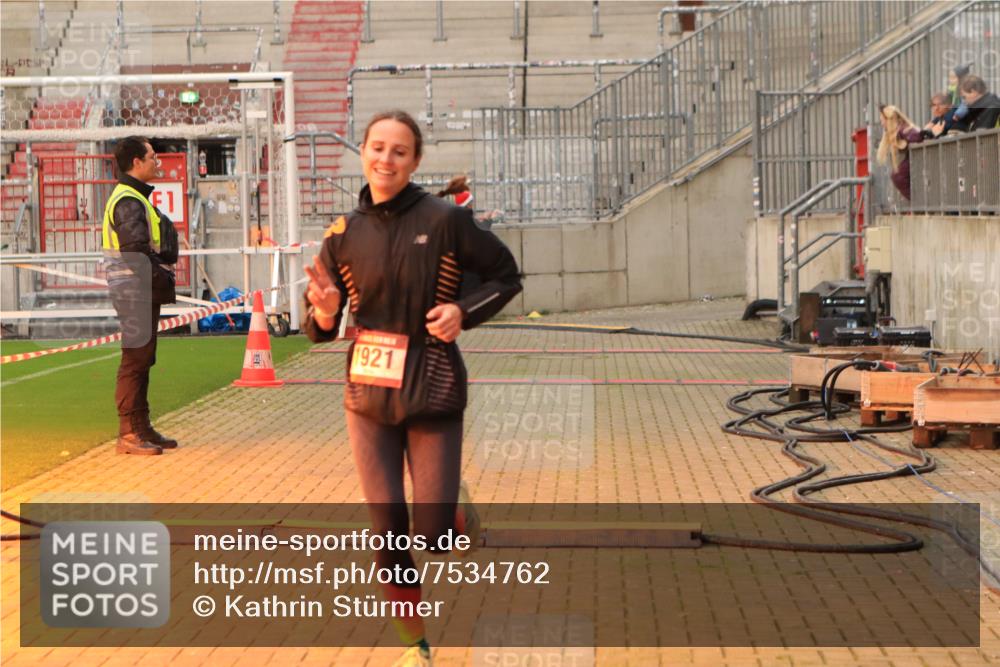 08.12.2024 - St. Pauli X-Mass-Run No. 14 Kathrin Stürmer Photography http://msf.ph/oto/7534762 08.12.2024 09:52:07 Ziel  meine-sportfotos.de