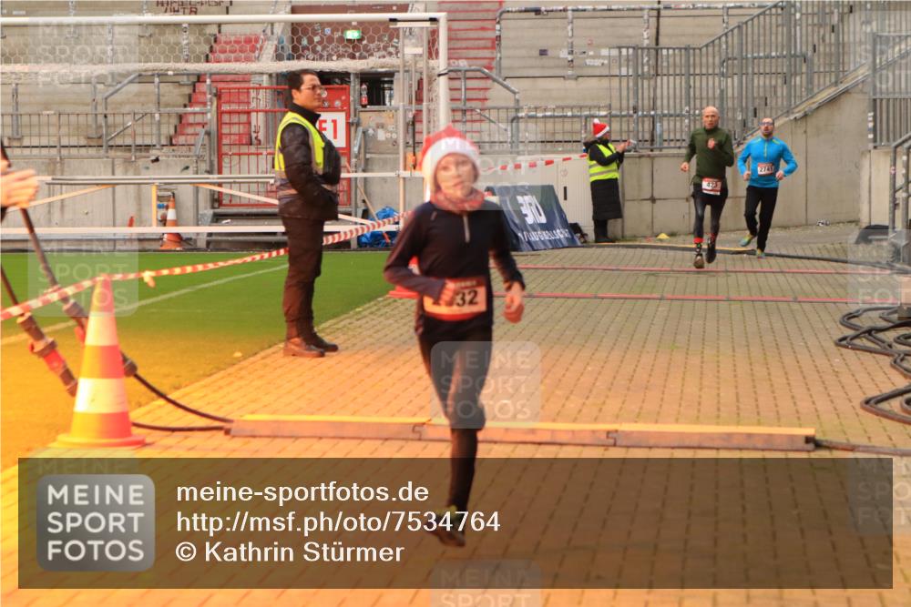 08.12.2024 - St. Pauli X-Mass-Run No. 14 Kathrin Stürmer Photography http://msf.ph/oto/7534764 08.12.2024 09:52:19 Ziel  meine-sportfotos.de