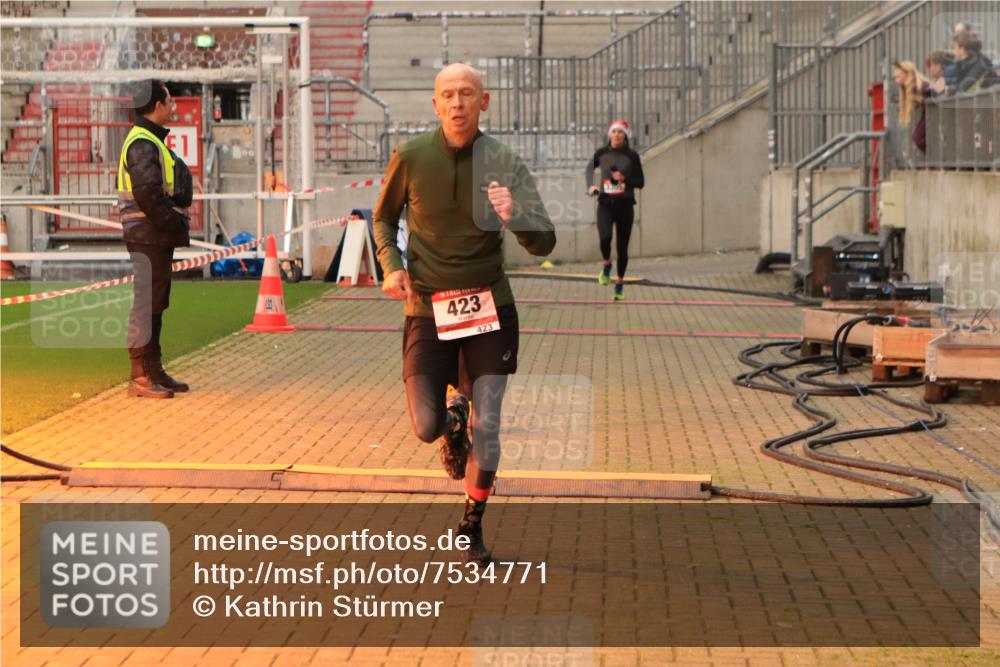 08.12.2024 - St. Pauli X-Mass-Run No. 14 Kathrin Stürmer Photography http://msf.ph/oto/7534771 08.12.2024 09:52:24 Ziel  meine-sportfotos.de