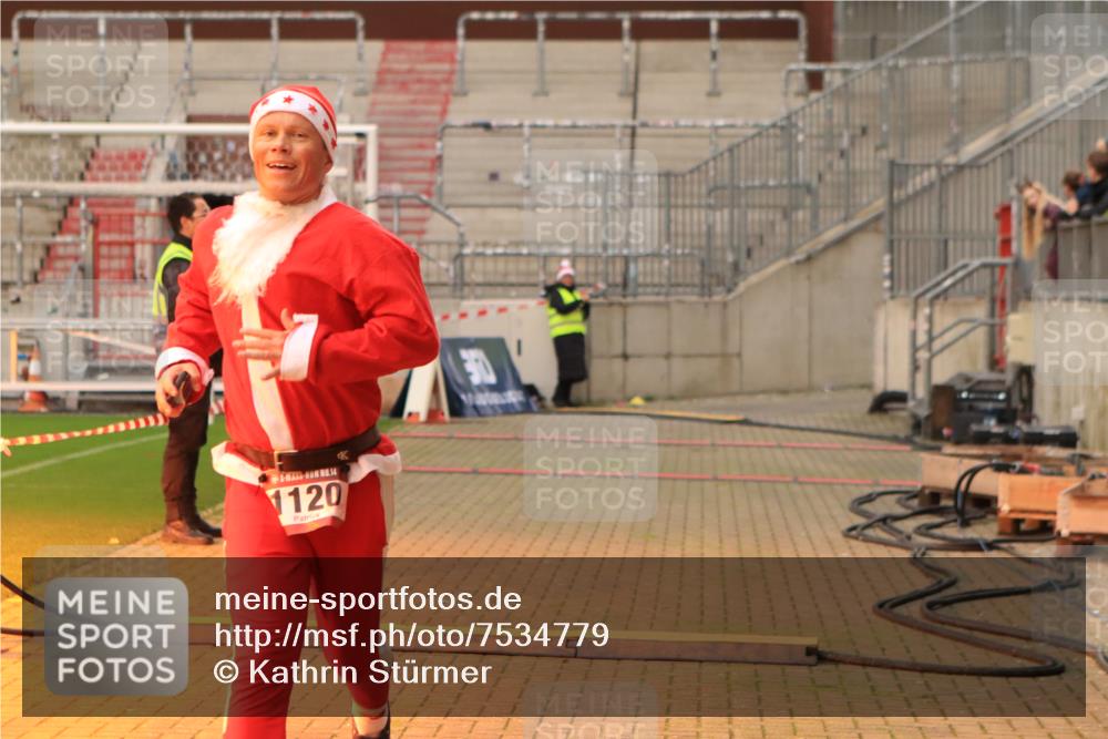 08.12.2024 - St. Pauli X-Mass-Run No. 14 Kathrin Stürmer Photography http://msf.ph/oto/7534779 08.12.2024 09:52:49 Ziel  meine-sportfotos.de