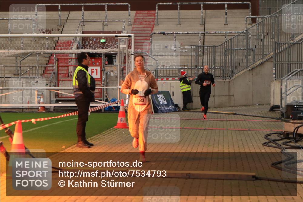 08.12.2024 - St. Pauli X-Mass-Run No. 14 Kathrin Stürmer Photography http://msf.ph/oto/7534793 08.12.2024 09:53:11 Ziel  meine-sportfotos.de