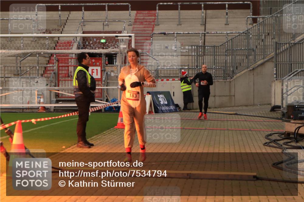 08.12.2024 - St. Pauli X-Mass-Run No. 14 Kathrin Stürmer Photography http://msf.ph/oto/7534794 08.12.2024 09:53:11 Ziel  meine-sportfotos.de