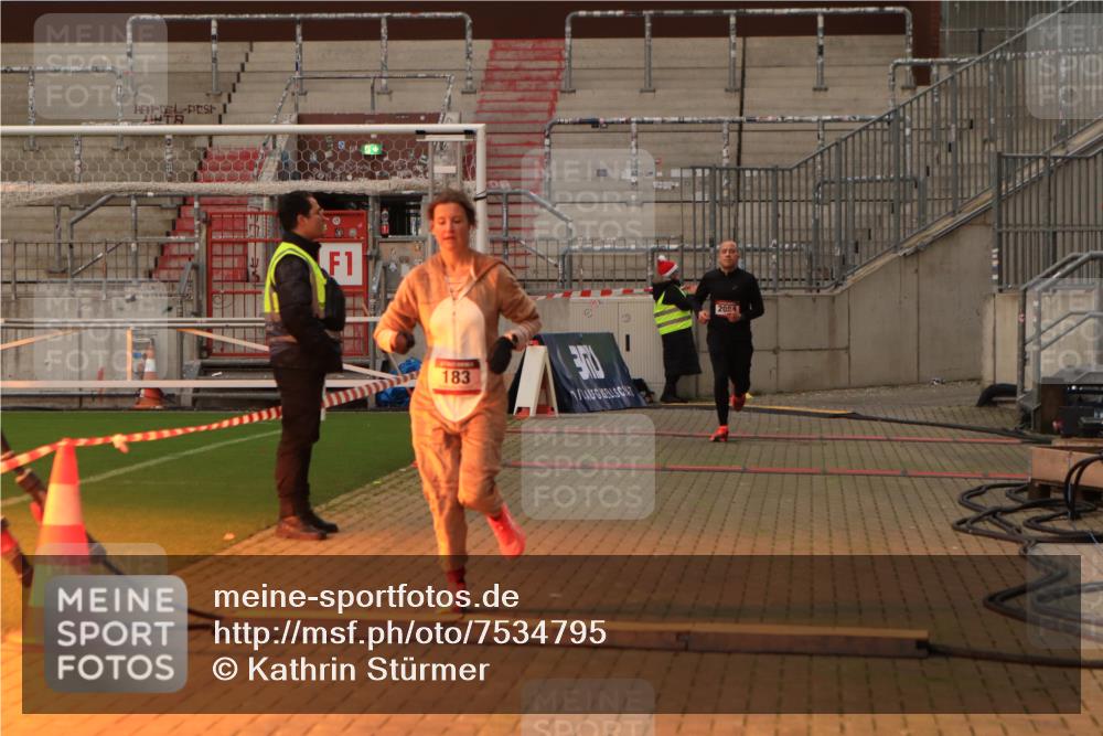 08.12.2024 - St. Pauli X-Mass-Run No. 14 Kathrin Stürmer Photography http://msf.ph/oto/7534795 08.12.2024 09:53:11 Ziel  meine-sportfotos.de