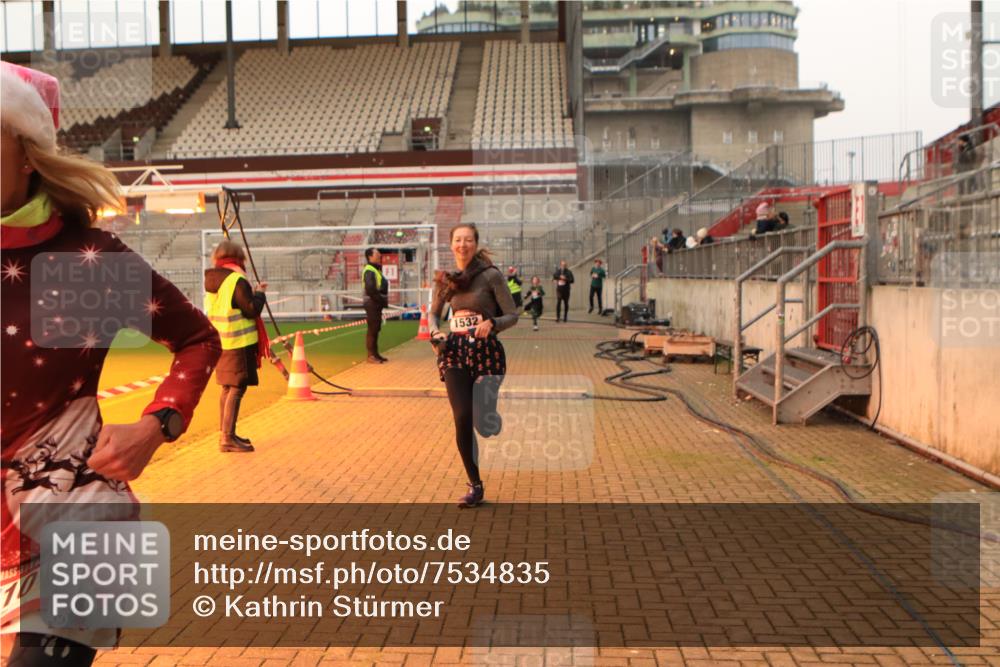 08.12.2024 - St. Pauli X-Mass-Run No. 14 Kathrin Stürmer Photography http://msf.ph/oto/7534835 08.12.2024 09:57:47 Ziel  meine-sportfotos.de