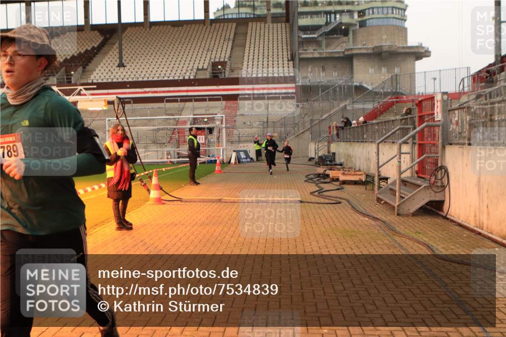 08.12.2024 - St. Pauli X-Mass-Run No. 14 Kathrin Stürmer Photography http://msf.ph/oto/7534839 08.12.2024 09:57:57 Ziel  meine-sportfotos.de
