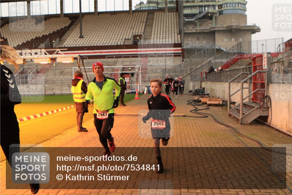 08.12.2024 - St. Pauli X-Mass-Run No. 14 Kathrin Stürmer Photography http://msf.ph/oto/7534841 08.12.2024 09:58:02 Ziel  meine-sportfotos.de