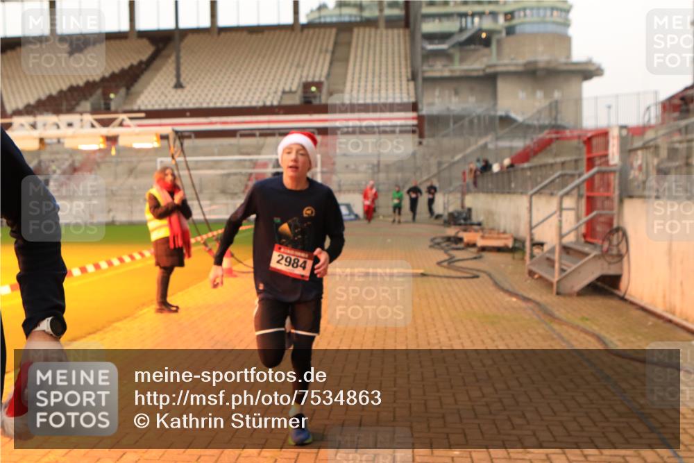 08.12.2024 - St. Pauli X-Mass-Run No. 14 Kathrin Stürmer Photography http://msf.ph/oto/7534863 08.12.2024 09:58:29 Ziel  meine-sportfotos.de
