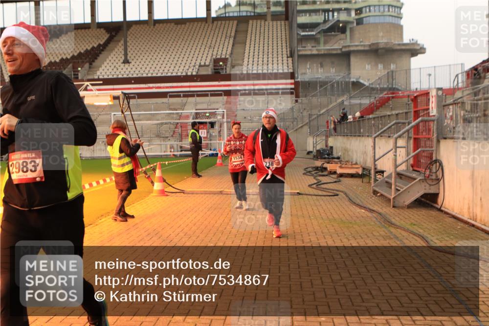 08.12.2024 - St. Pauli X-Mass-Run No. 14 Kathrin Stürmer Photography http://msf.ph/oto/7534867 08.12.2024 09:58:57 Ziel  meine-sportfotos.de