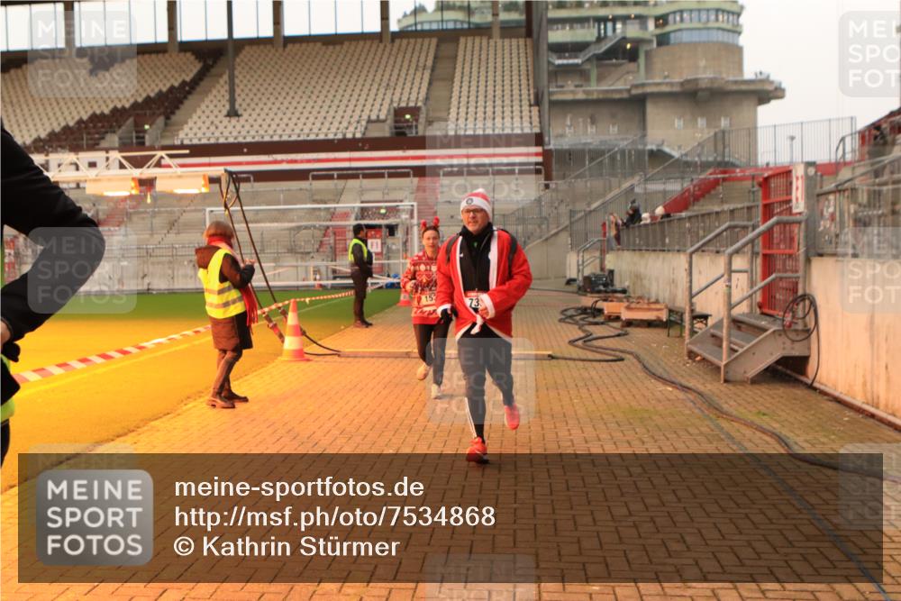 08.12.2024 - St. Pauli X-Mass-Run No. 14 Kathrin Stürmer Photography http://msf.ph/oto/7534868 08.12.2024 09:58:57 Ziel  meine-sportfotos.de