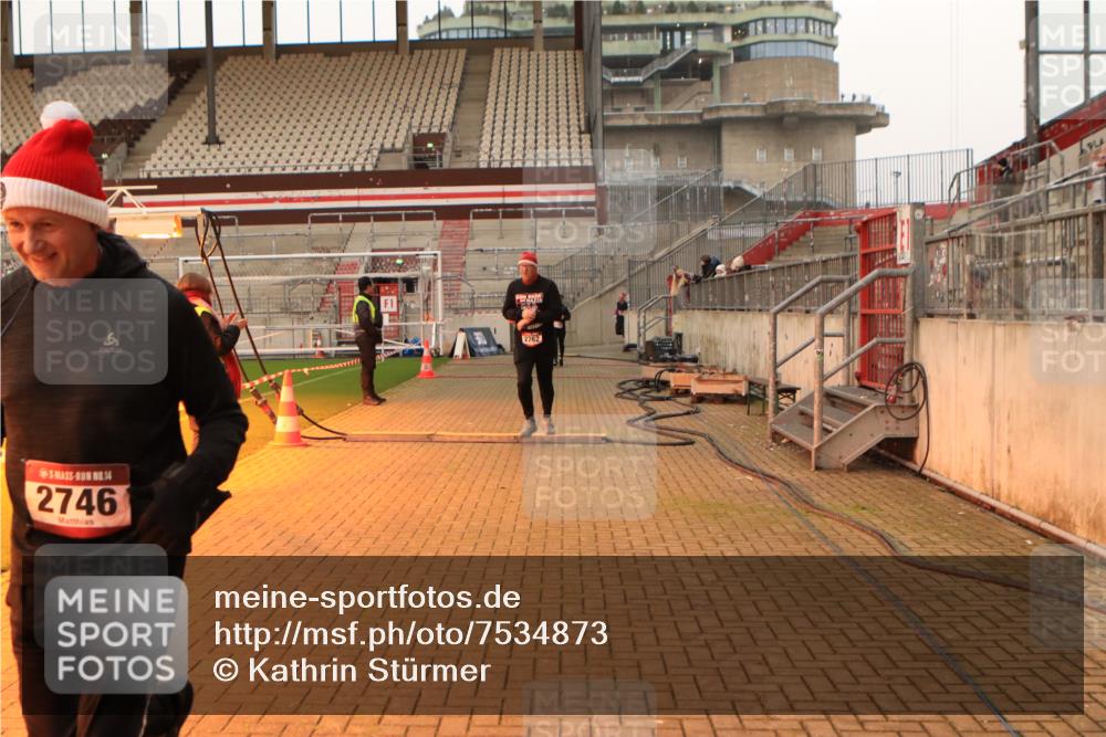 08.12.2024 - St. Pauli X-Mass-Run No. 14 Kathrin Stürmer Photography http://msf.ph/oto/7534873 08.12.2024 09:59:17 Ziel  meine-sportfotos.de